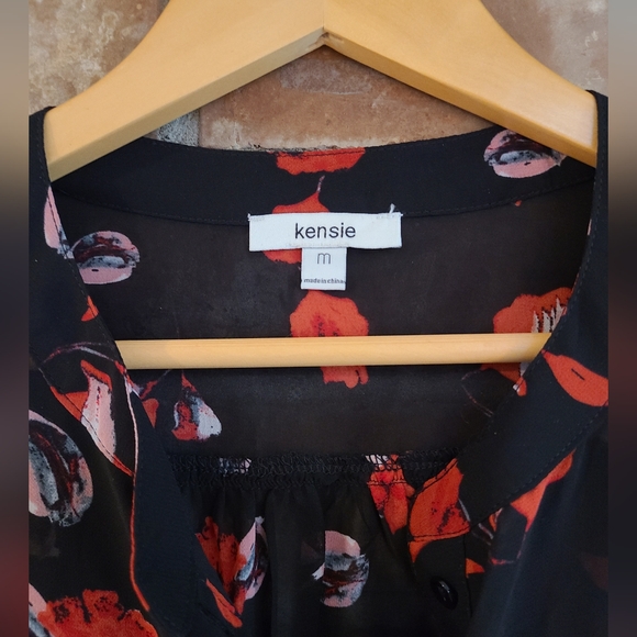 NWT Kensie Black with Red Shear Flowy Floral Bell Sleeve Blouse SZ M - Picture 3 of 12